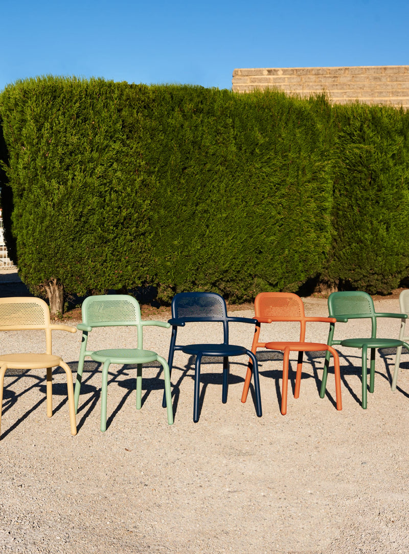 Fatboy Toní : chaise de jardin robuste avec accoudoirs, résistante aux intempéries et à la décoloration, idéale pour patios canadiens.