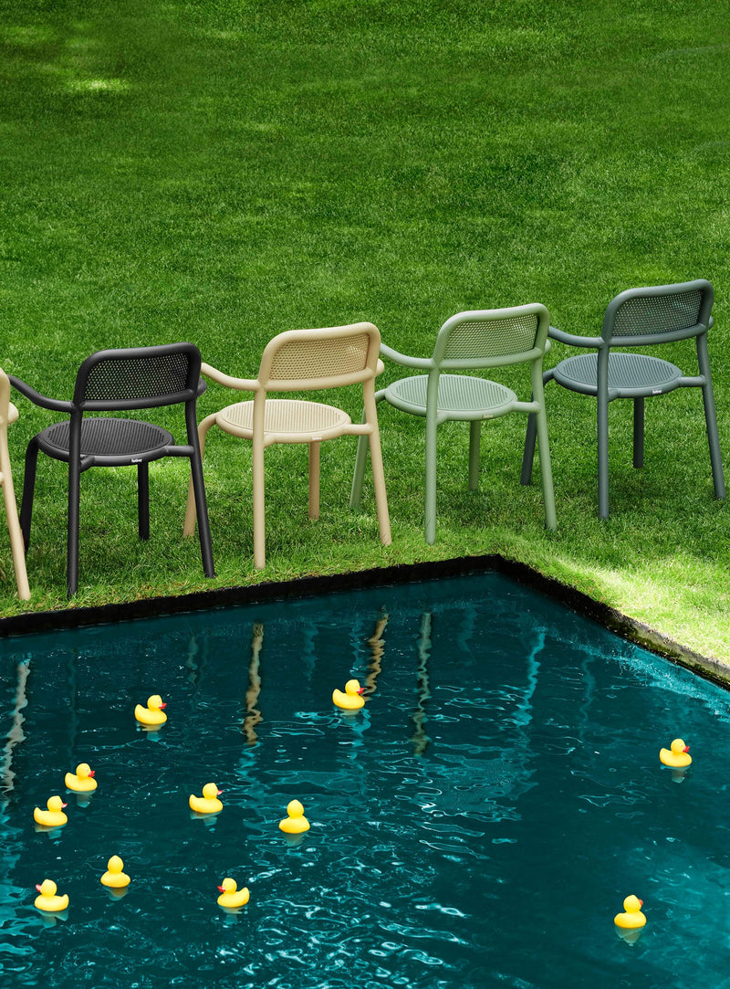 Chaise Toní de Fatboy : design bistro moderne, aluminium léger et durable, parfaite pour repas en extérieur au Canada.