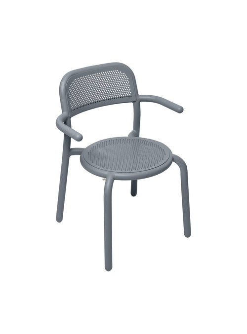 Chaise d'extérieur elephant/grise Toní de Fatboy : chaise en aluminium avec accoudoirs, empilable et résistante aux intempéries, idéale pour patios canadiens.