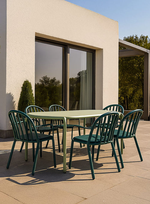 Ensemble de salle à manger extérieure Toní Tavolo avec 6 chaises Fred’s sur une terrasse moderne.