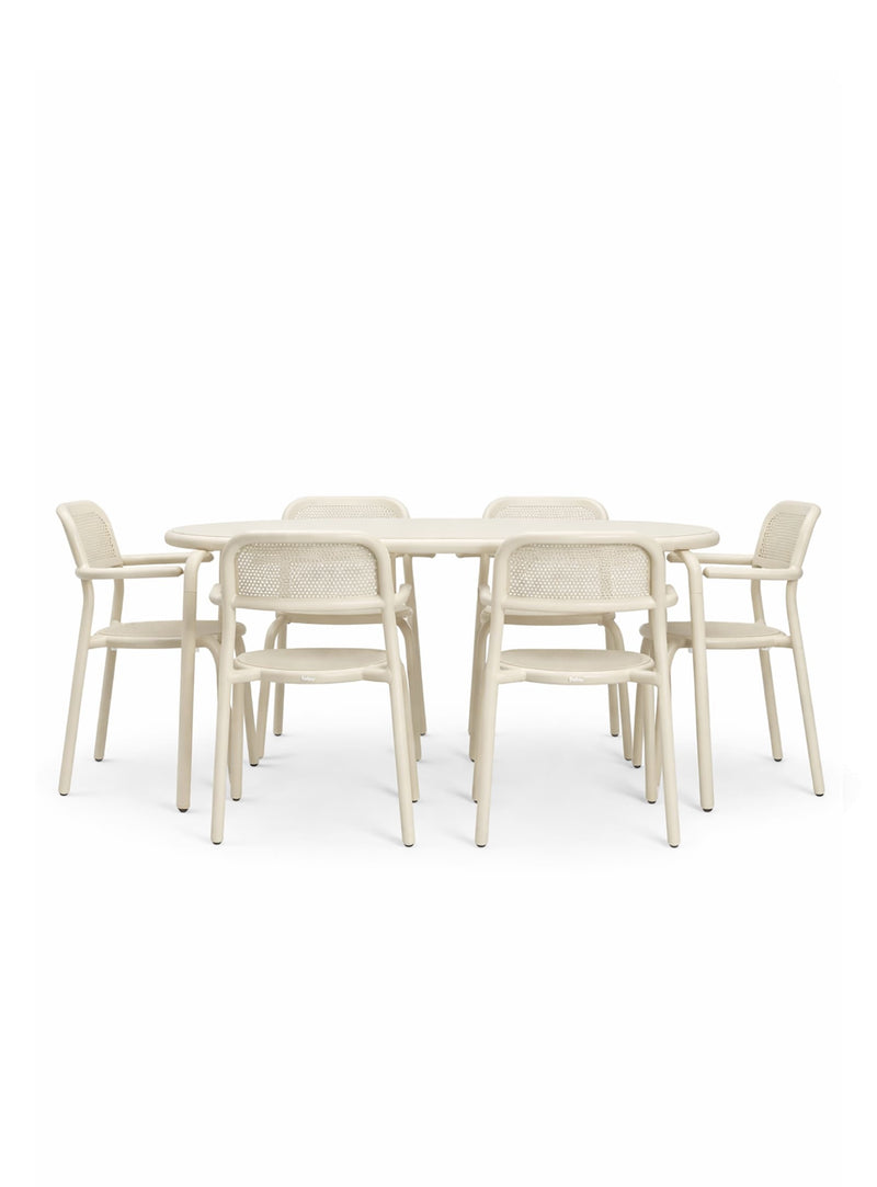 Ensemble repas extérieur Toní 6 places en desert par Fatboy — table Tavolo et six chaises avec bras en aluminium pour cour-arrière, jardin ou terrasse.