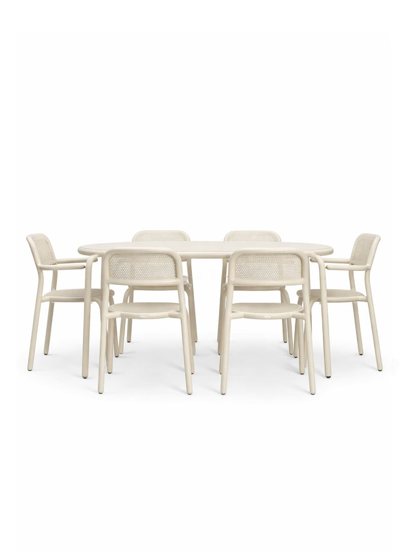 Ensemble repas extérieur Toní 6 places en desert par Fatboy — table Tavolo, quatre chaises et deux chaises avec bras en aluminium pour cour-arrière, jardin ou terrasse.
