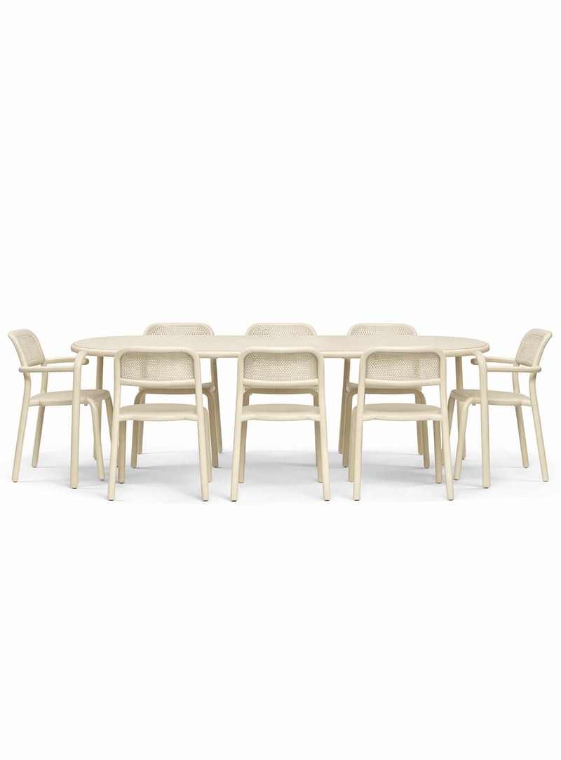 Ensemble repas extérieur Toní 8 places en desert par Fatboy — table Tablo, six chaises et deux chaises avec bras en aluminium pour cour-arrière, jardin ou terrasse.