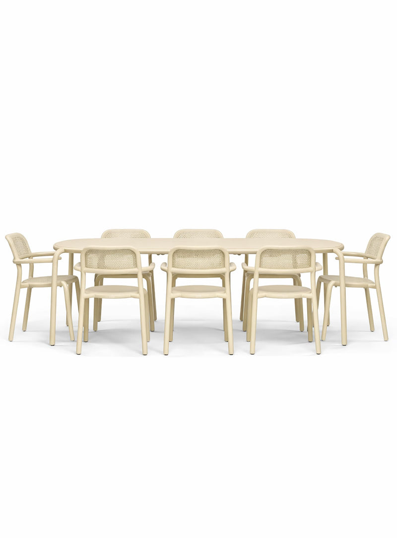 Ensemble repas extérieur Toní 8 places en desert par Fatboy — table Tablo et huit chaises avec bras en aluminium pour cour-arrière, jardin ou terrasse.
