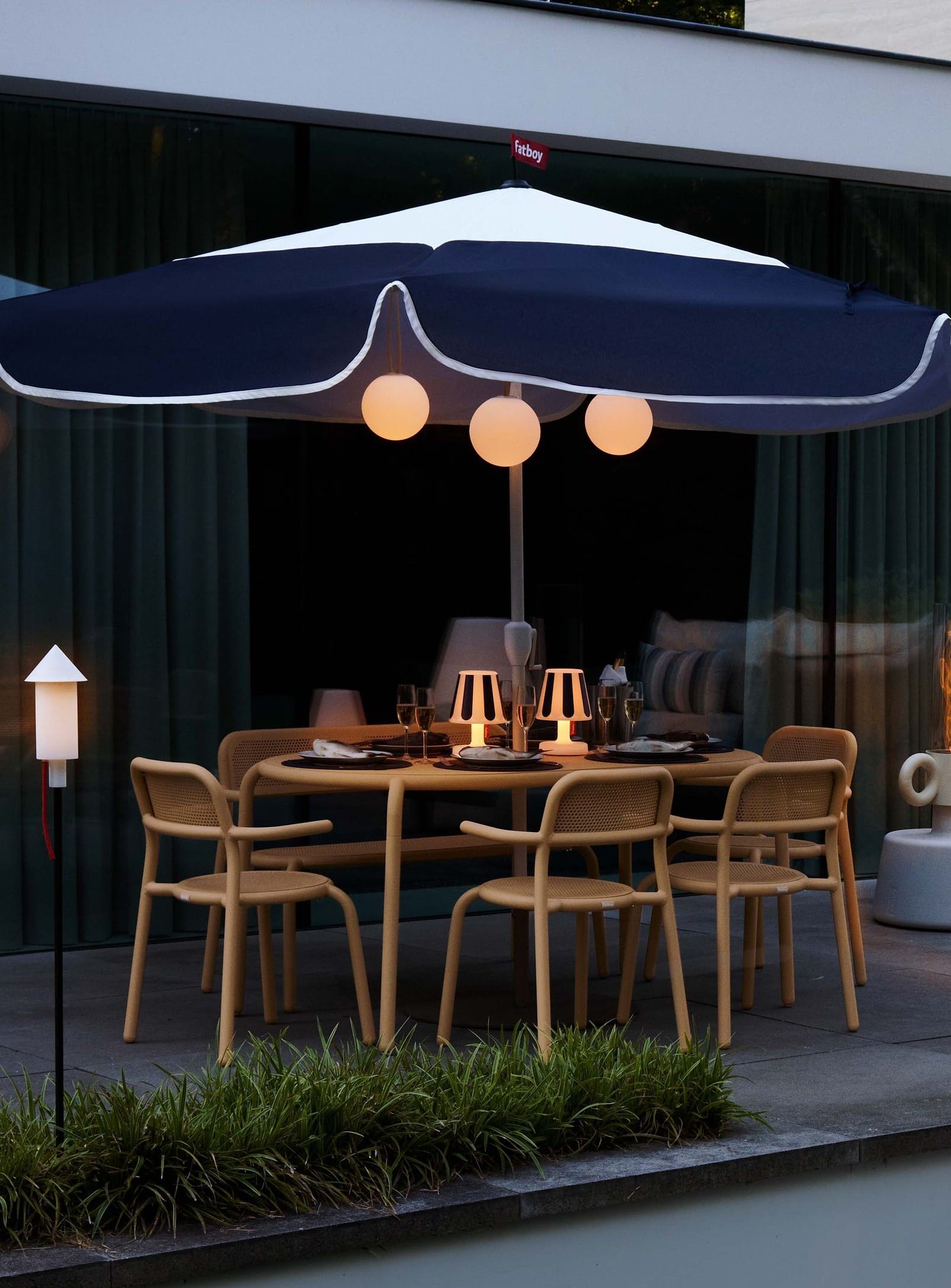 Ensembleà manger 6 places Toní Tavolo - table et chaises en aluminium, résistant aux UV et parfait pour les repas en plein air au Canada.