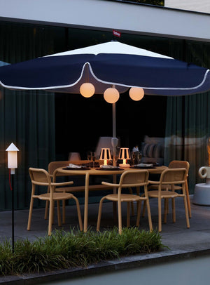 Ensembleà manger 6 places Toní Tavolo - table et chaises en aluminium, résistant aux UV et parfait pour les repas en plein air au Canada.