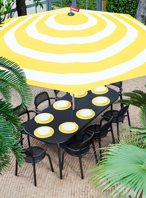 Table extérieure Toní Tablo de Fatboy : élégante, robuste, 2.2 m, idéale pour 8 personnes. Résistante aux intempéries, parfaite pour le Canada.