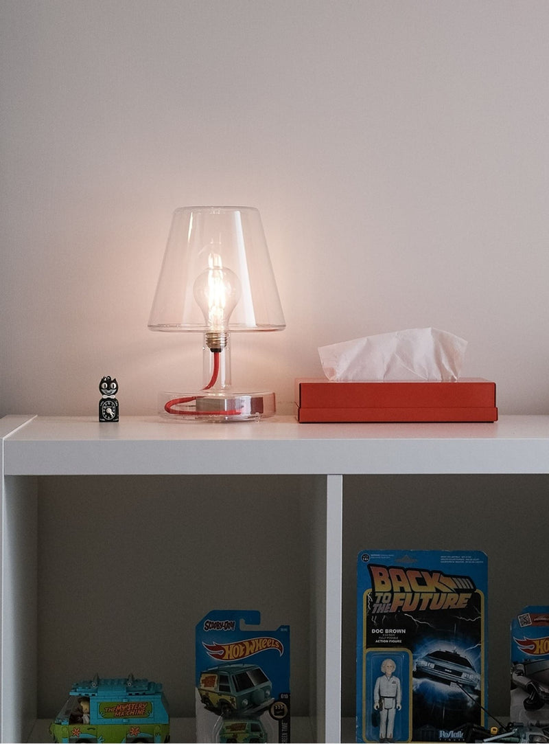 La Transloetje a le look d’une ampoule rétro, mais cache une DEL écoénergétique à l’intérieur. Petite lampe, grande personnalité : rechargeable, trois intensités lumineuses et jusqu’à 20 heures d’éclairage.