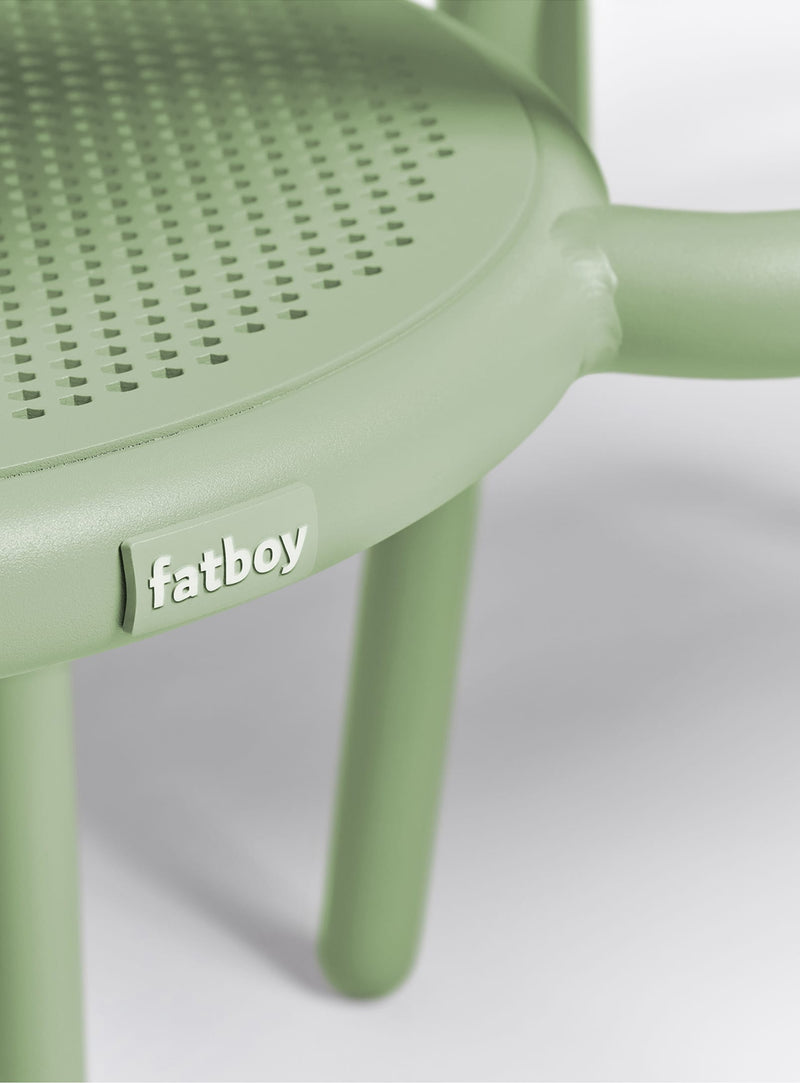 Chaise de jardin Toní Fatboy : empilable, légère et élégante, résistante à la rouille, idéale pour espaces extérieurs au Canada.