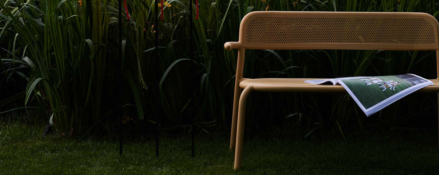 Comment fabrique-t-on un banc de jardin cool ? Eh bien, vous prenez une chaise Toní et vous l'étirez pour qu'elle soit confortable pour deux personnes. Toní Bankski est le banc d'extérieur en aluminium le plus heureux du monde.
