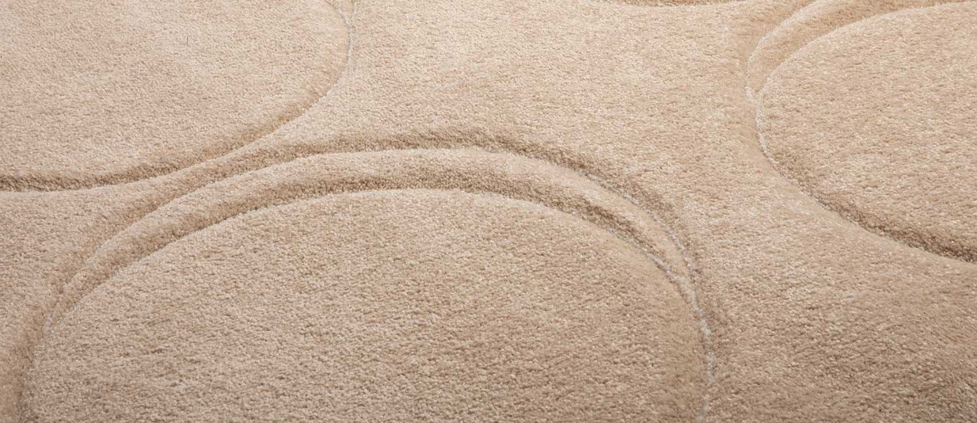 Le tapis Dot Carpet : un tapis sophistiqué, axé sur le confort, avec une palette de couleurs neutres, des hauteurs de poils variées et des motifs circulaires fantaisistes.
