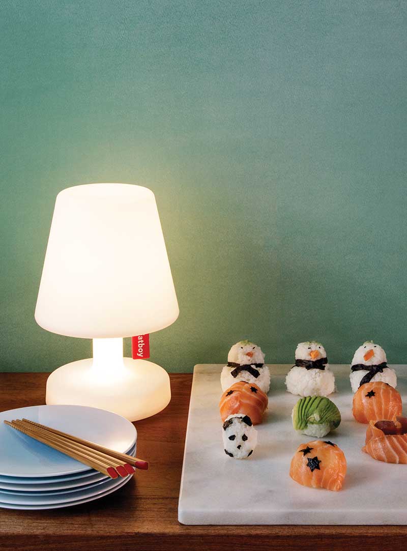 Petit. Modeste. Iconique. La lampe de table portable et rechargeable Fatboy Edison the Petit brille par sa polyvalence.