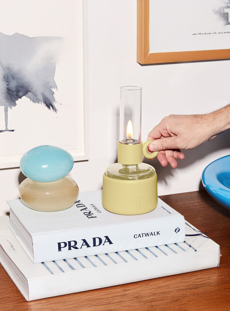 À la recherche d’un cadeau original ? La Flamtastique XS est une lampe à huile moderne et élégante qui illumine chaque occasion.