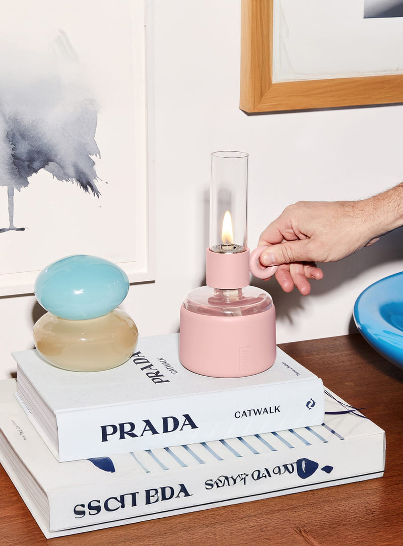 Compacte mais remarquable, cette lampe de table offre une lumière tamisée et réglable dans une silhouette raffinée de 22,5 cm de hauteur.