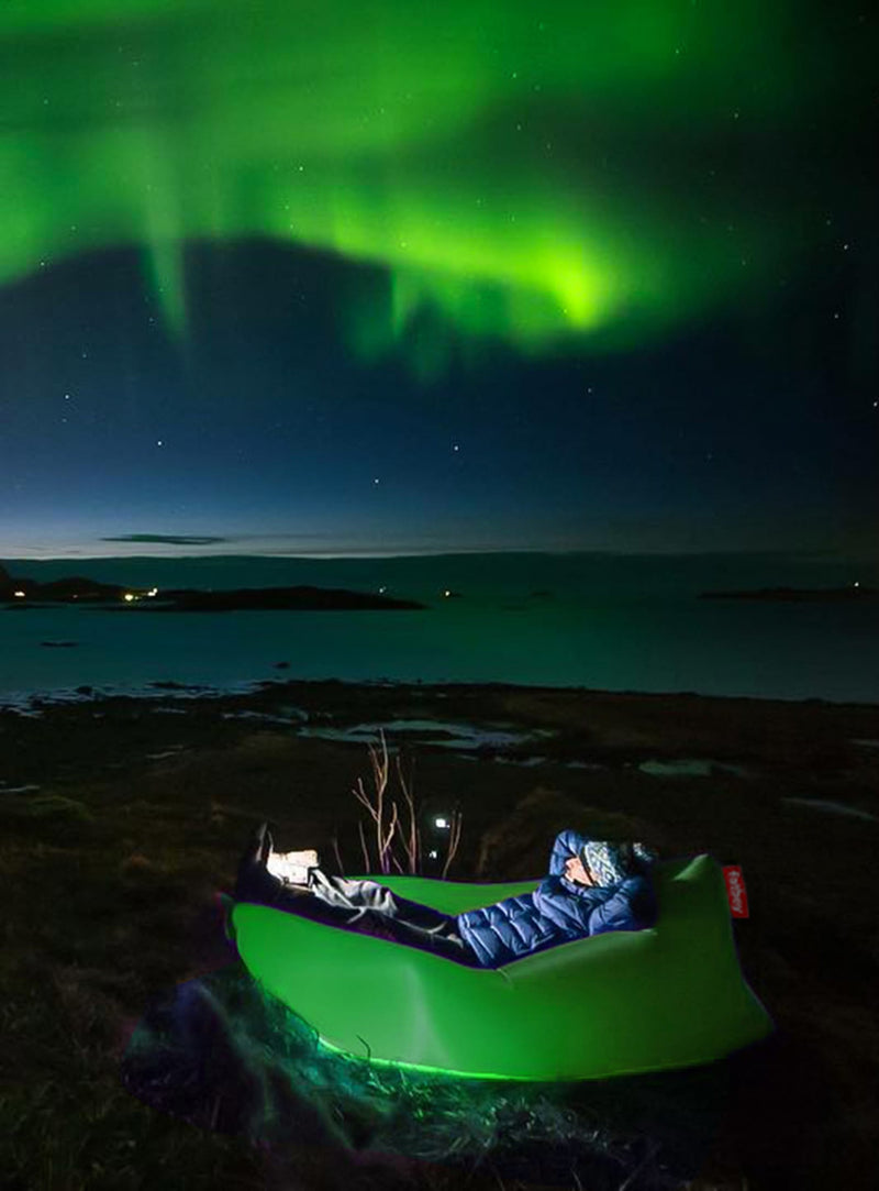 Fatboy Lamzac : chaise longue gonflable ultra-portable, idéale pour la plage, festivals, jardin ou aurores boréales, conçue pour les Canadiens actifs.