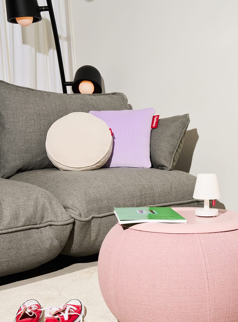 Plongez dans le confort absolu avec le coussin décoratif Cord Pillow. Son tissu en velours côtelé luxueux et son design évoquent l&