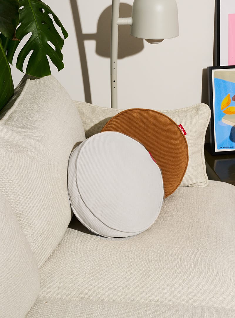 Découvrez le confort ultime avec le coussin décoratif Cord Pillow. Ce coussin généreusement moelleux est enveloppé dans une housse en velours côtelé tissé, rappelant l&
