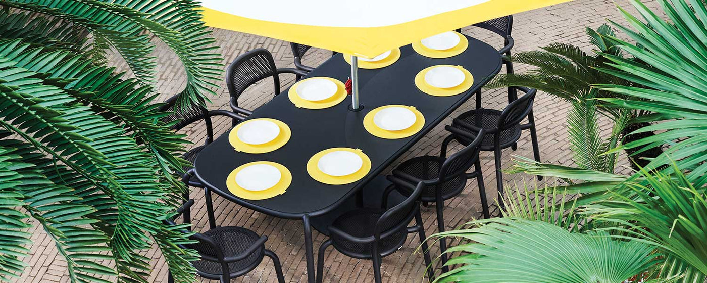 Pensez Toní Tablo, pensez grand. Les grands dîners, les grandes familles, les plus grandes soirées. Et c'est aussi facile à faire qu'à dire : avec ses 220 centimètres de long, Tablo peut accueillir huit chaises Toní.