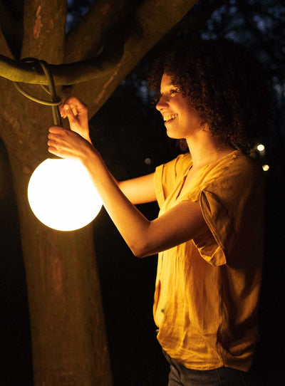 Ajoutez une ambiance instantanée avec Bolleke - une lampe sphérique qui peut être suspendue n'importe où, sans prise électrique. Profitez de jusqu'à 24 heures d'éclairage sans fil, avec trois réglages différents au choix.