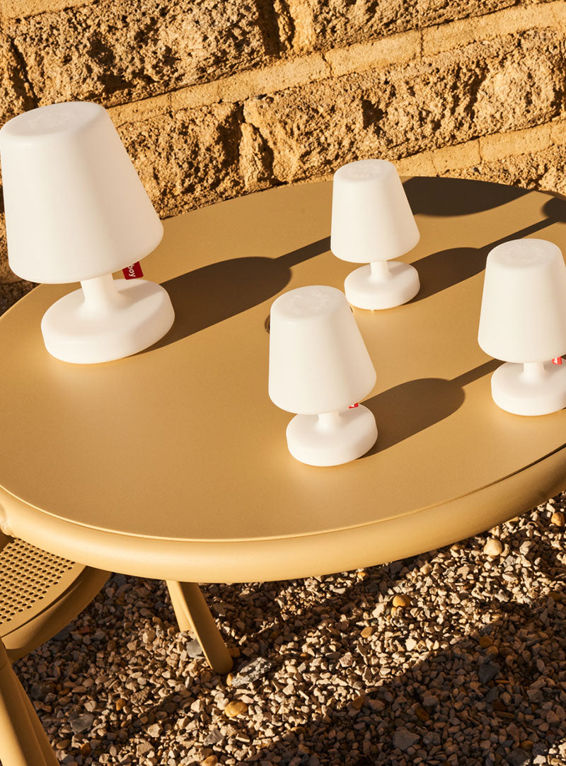 Installez-vous confortablement avec Edison the Mini - un trio puissant de petites lampes de table qui créent une atmosphère chaleureuse et lumineuse. Ces lampes portables sont parfaites pour l&