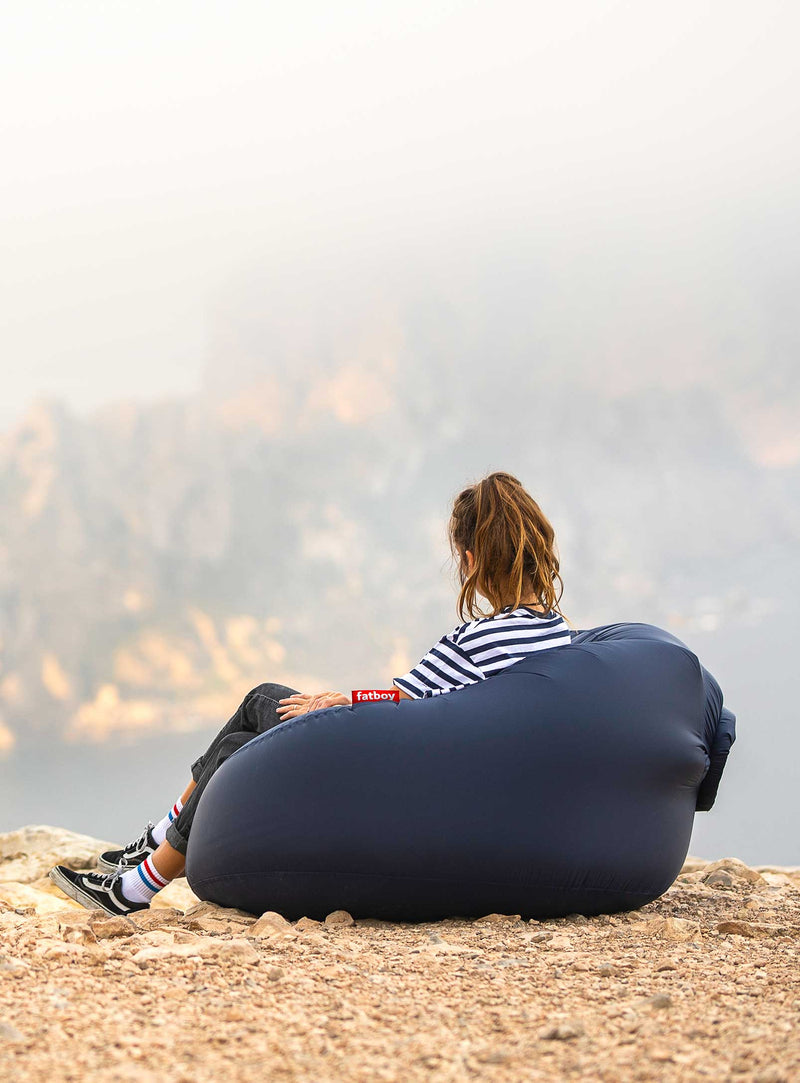 Détendez-vous avec style grâce à la chaise longue gonflable Fatboy Lamzac. Compacte et portable, elle est parfaite pour les aventures en plein air et peut être gonflée rapidement pour un maximum de confort.