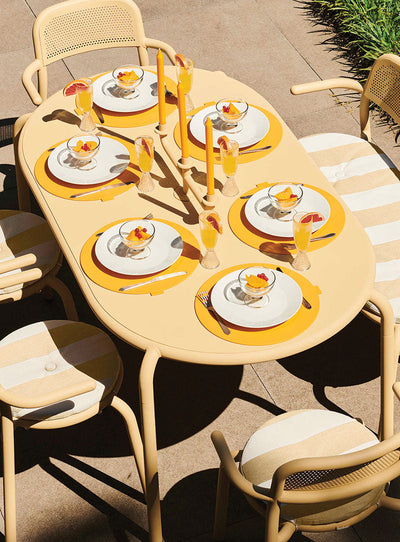 Élevez votre expérience de repas en plein air avec Fatboy Toní Tavolo - une table contemporaine qui peut accueillir jusqu'à six personnes. Son design accueillant favorise la convivialité et l'amusement, alors prenez quelques amis et installez-vous à table.