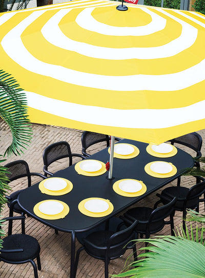 Préparez-vous à accueillir les plus grands rassemblements avec Fatboy Toní Tablo. Cette table à manger d'extérieur 8 places est conçue pour durer grâce à son revêtement protecteur et à ses pieds réglables.