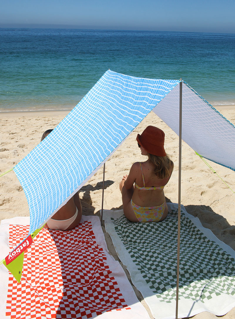 Emportez votre ombre privée partout où vous allez avec la tente de plage Fatboy Miasun. Les mâts en aluminium repliables et la toile en coton la rendent simple et efficace.