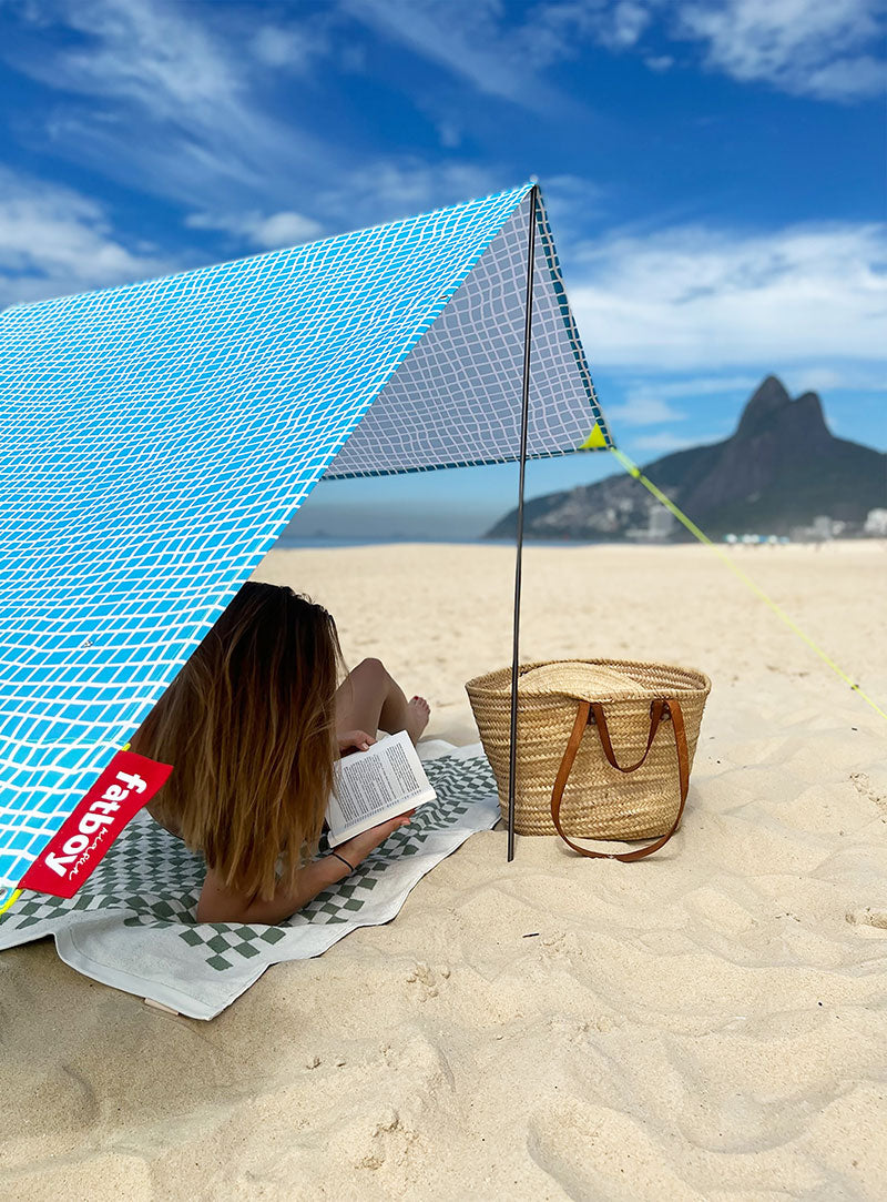 Vous en avez assez de trimballer un parasol encombrant ? Essayez la tente de plage Fatboy Miasun. Pesant seulement 1,2 kg, elle est facile à transporter et s&